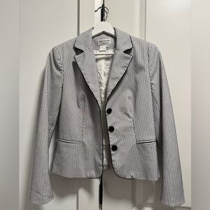Black and White Business Blazer with Notched Lapels